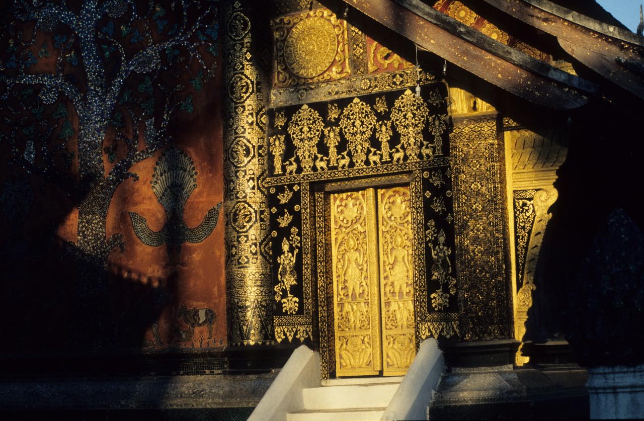 porte d'une des pagodes royale de Luang Prabang
